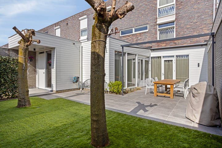 Photo 36 of Huygensstraat 99