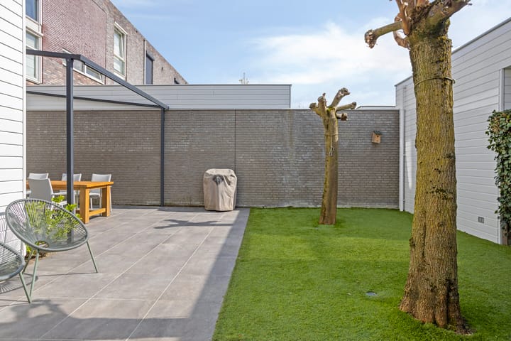 Photo 38 of Huygensstraat 99