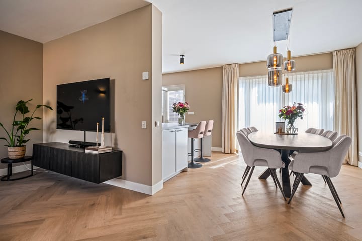 Foto 10 van Larixplein 1