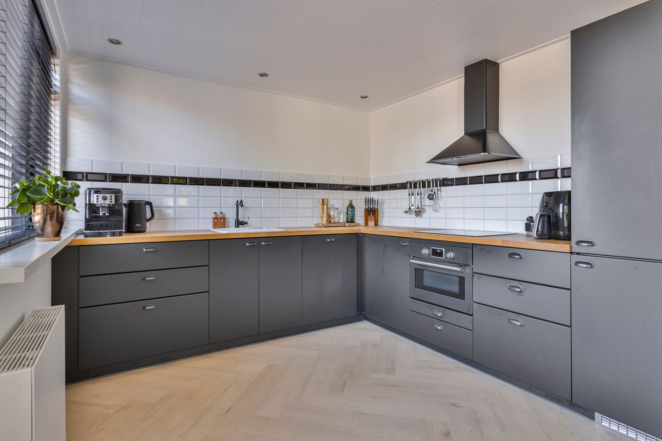 Photo 3 of Hugo de Grootstraat 9