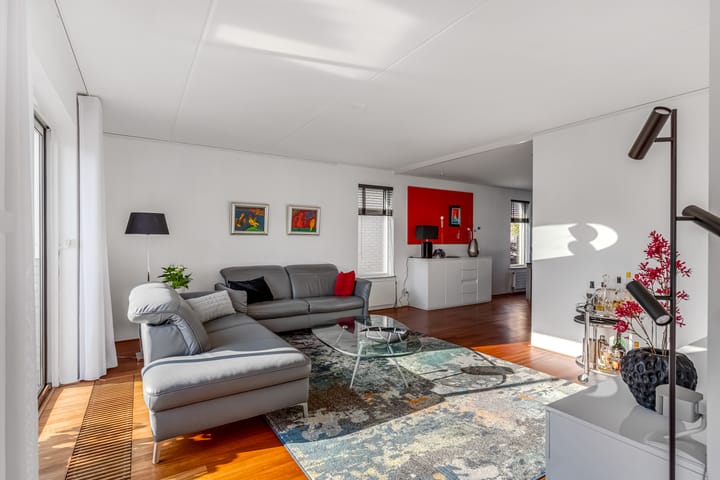 Photo 9 of James Grieve 3