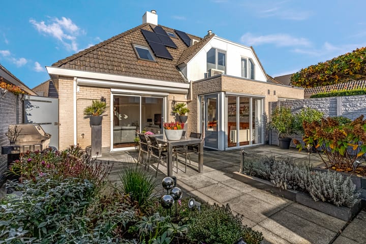 Photo 32 of James Grieve 3