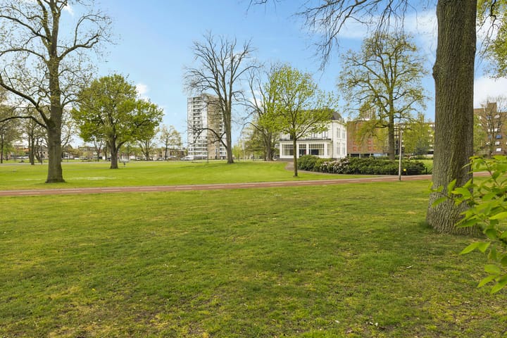 Foto 43 van Marthalaan 2-305