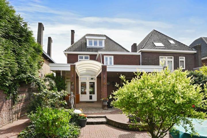 Photo 38 of Biest 17