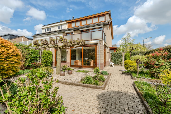 Foto 2 van Van Limburg Stirumlaan 1