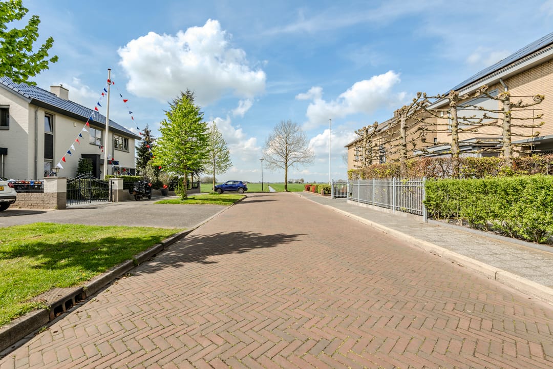 Foto 46 van Van Limburg Stirumlaan 1