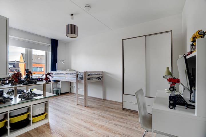 Foto 24 van Helmbloemlaan 6