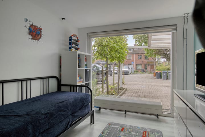 Photo 5 of Zoom 17 9