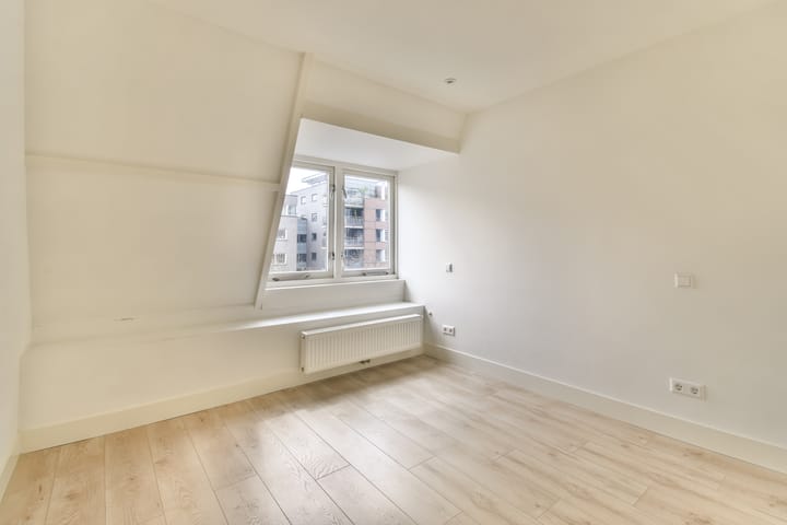 Photo 8 of Valkenburgerstraat 150-4