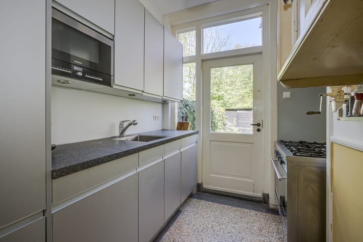 Photo 16 of Roodenburgerstraat 12