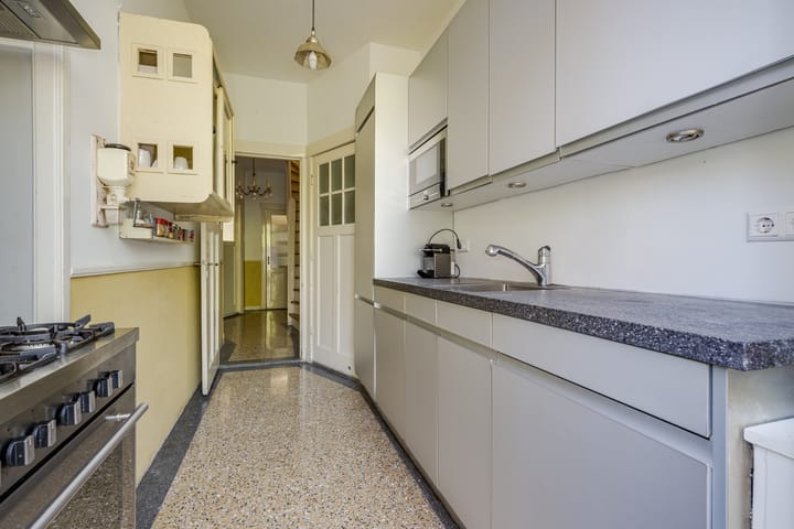 Photo 17 of Roodenburgerstraat 12