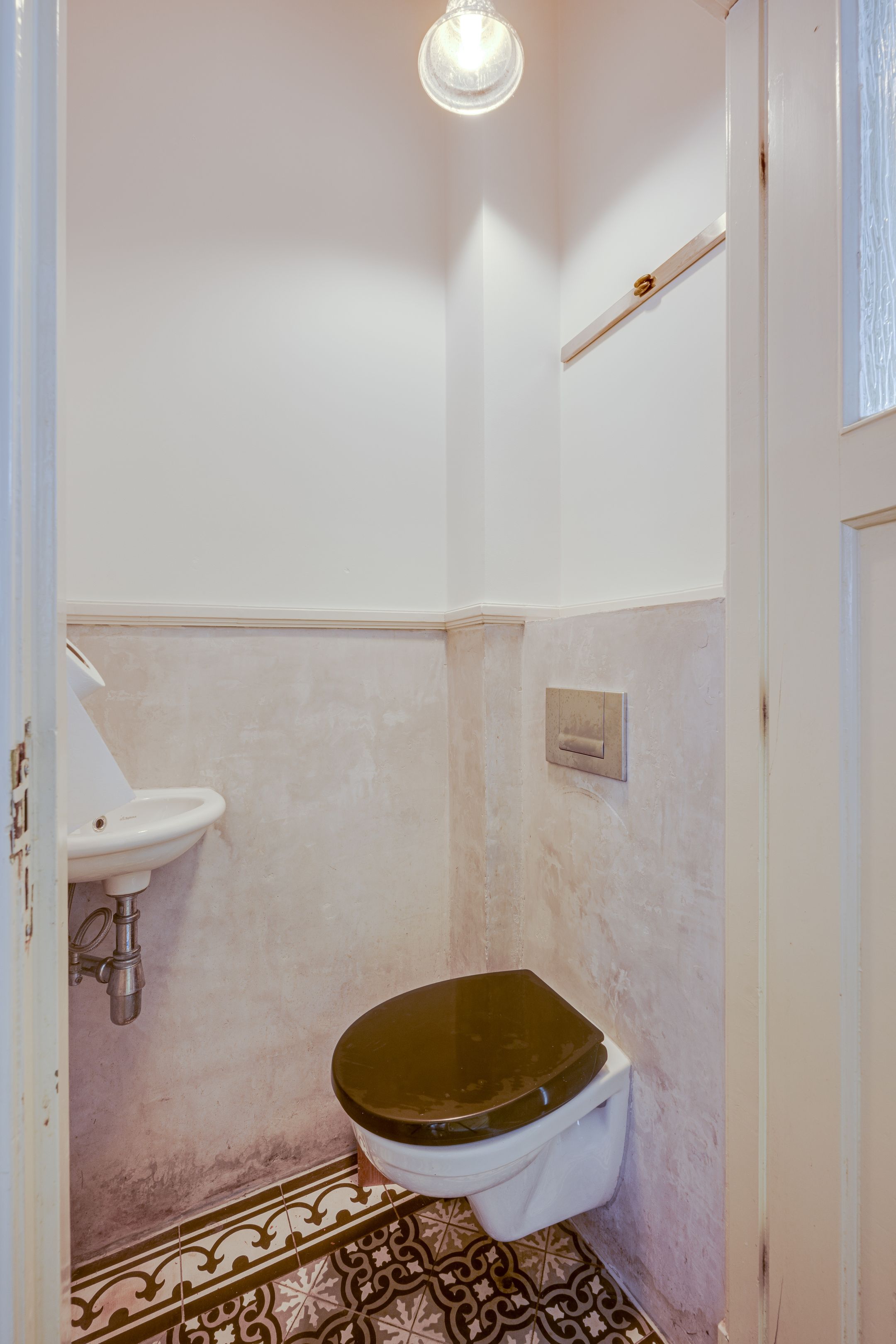 Photo 18 of Roodenburgerstraat 12