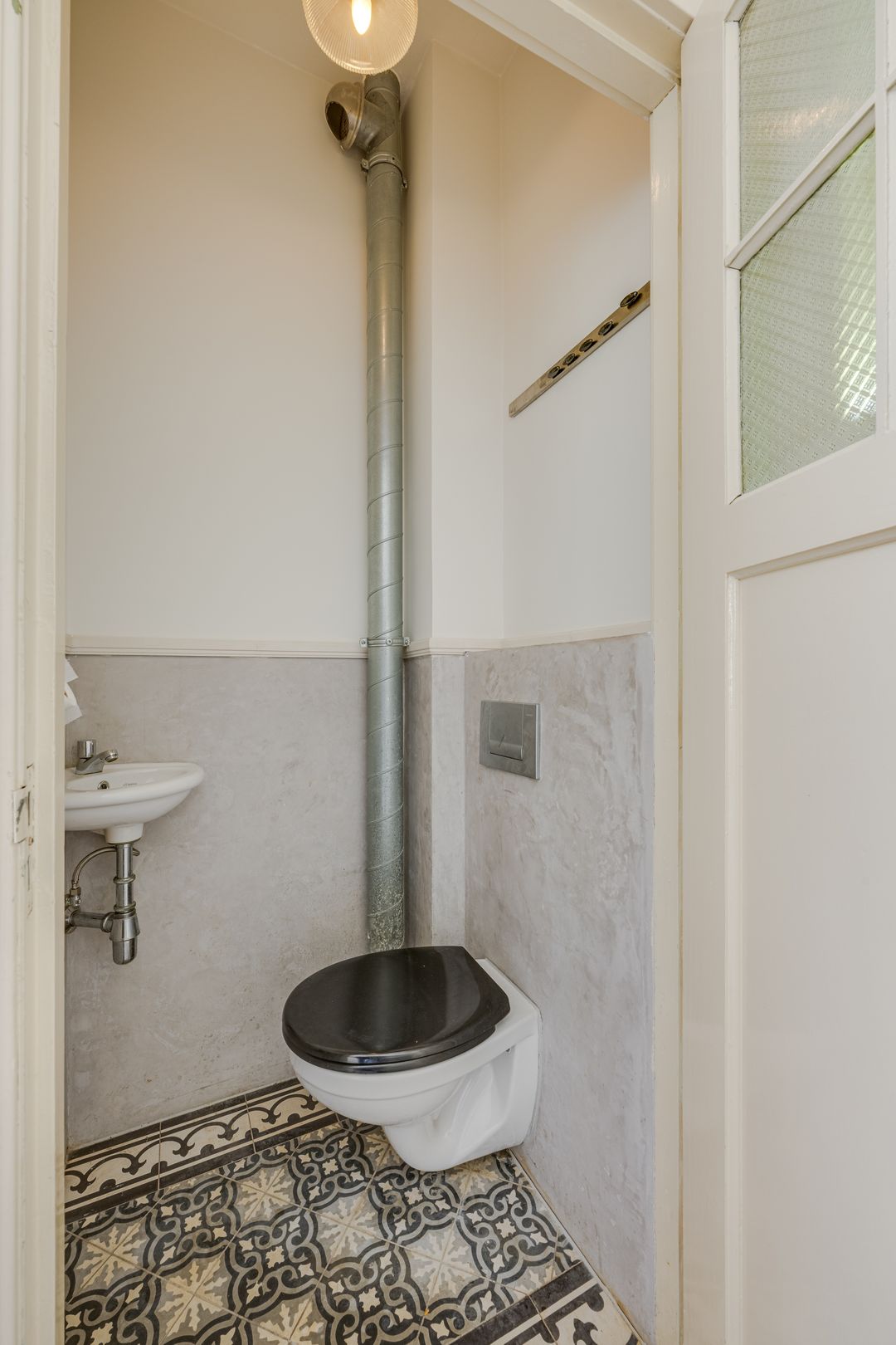 Photo 32 of Roodenburgerstraat 12