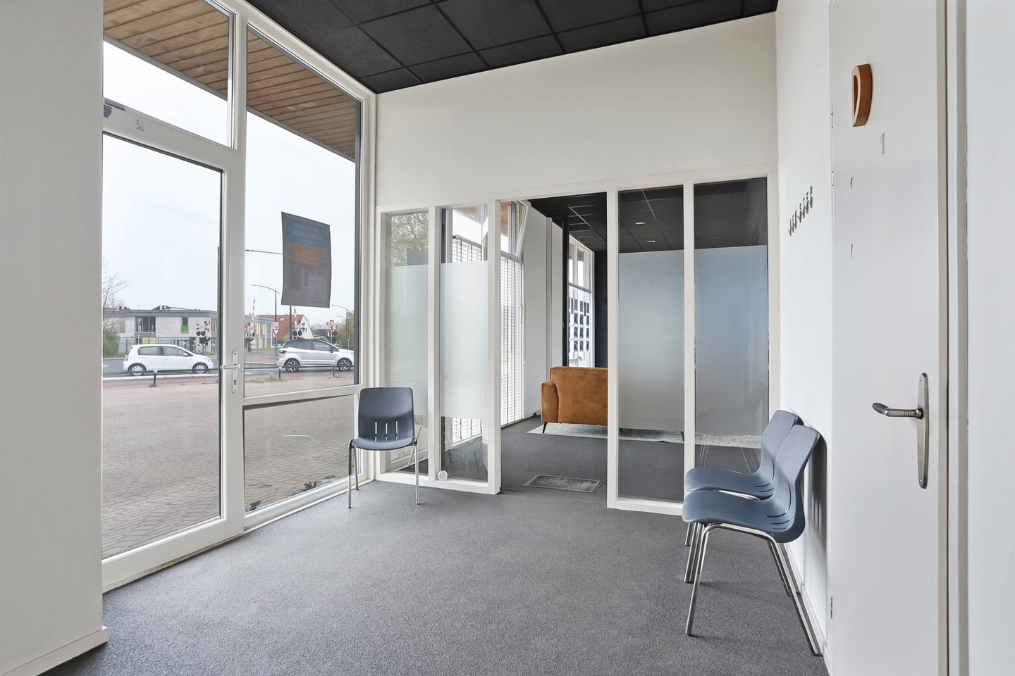 Bekijk foto 2 van Stationsweg 2