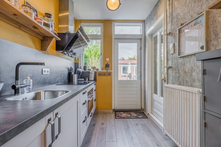 Photo 10 of Emmastraat 11