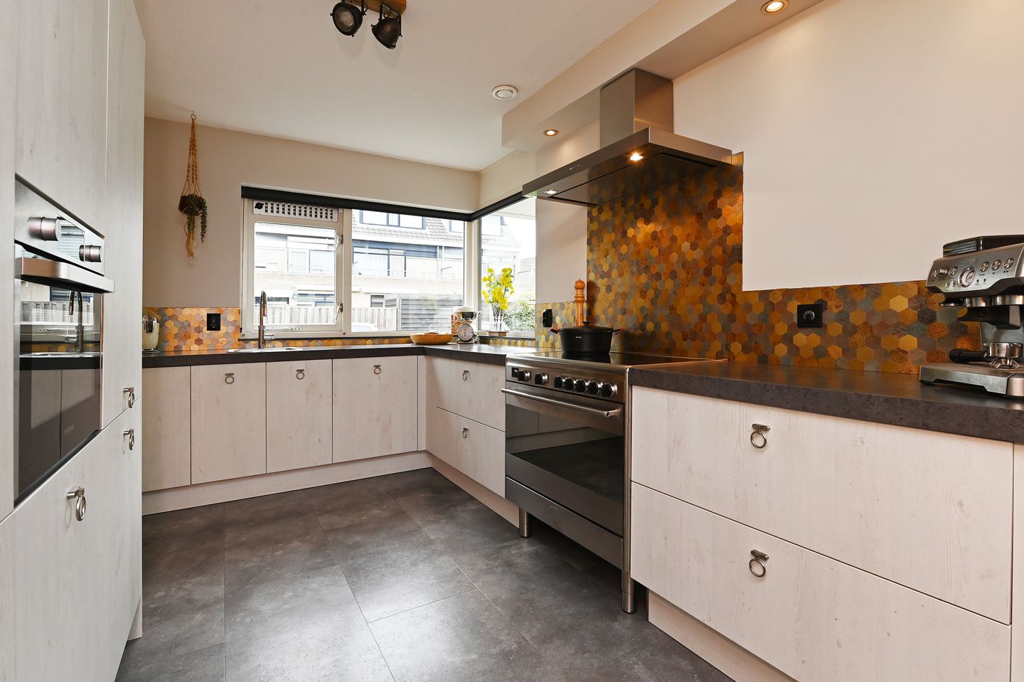 Photo 4 of Burgemeester Hendrixstraat 56