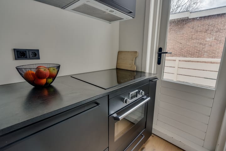 Photo 13 of Johannes Uitenbogaertstraat 36-BS