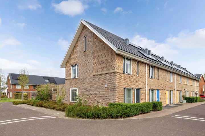 Photo 2 of Karper 29