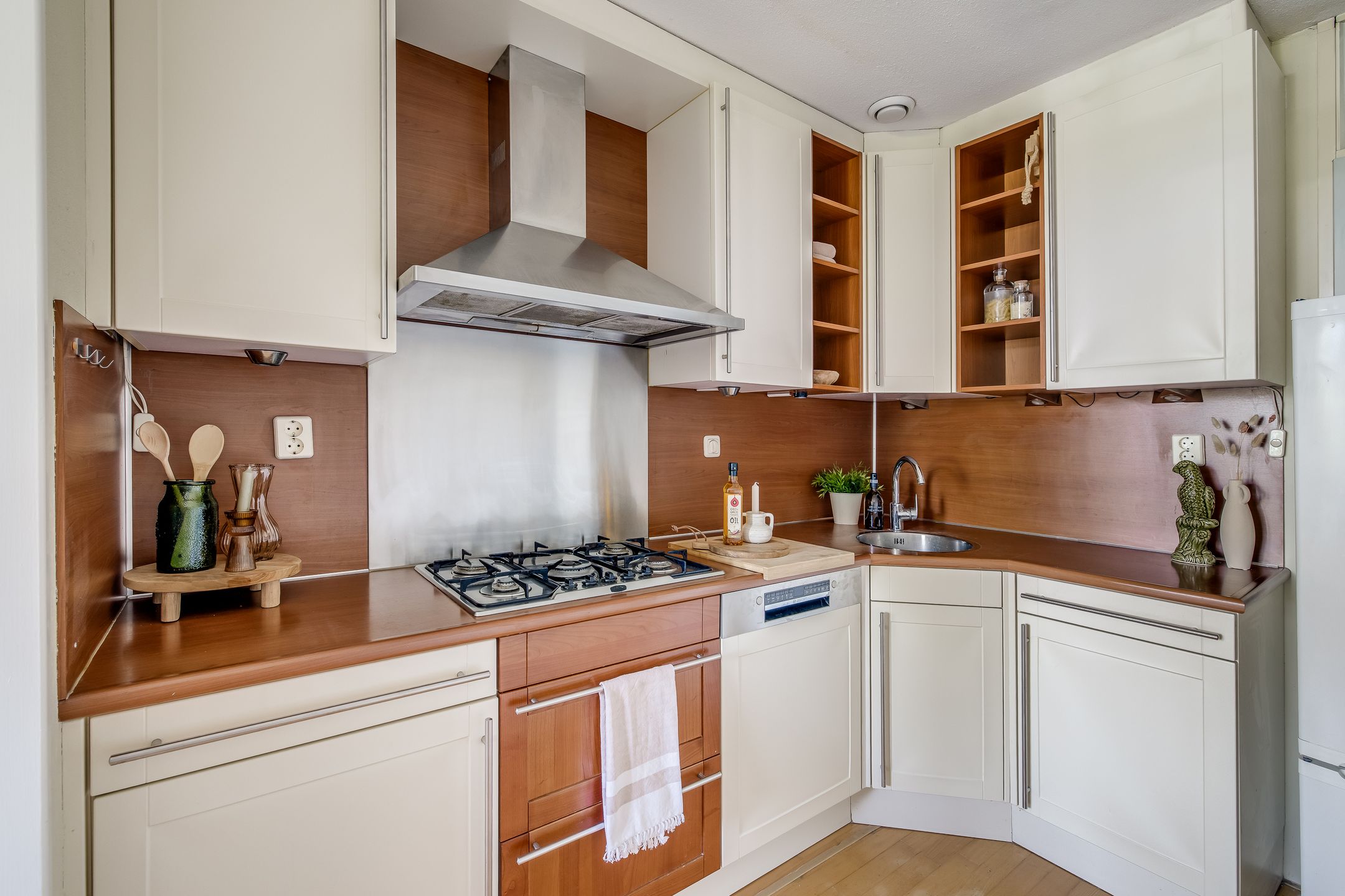 Foto 18 van Aartsbisschop Romerostraat 227