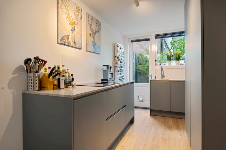 Photo 4 of Claes de Vrieselaan 83-A