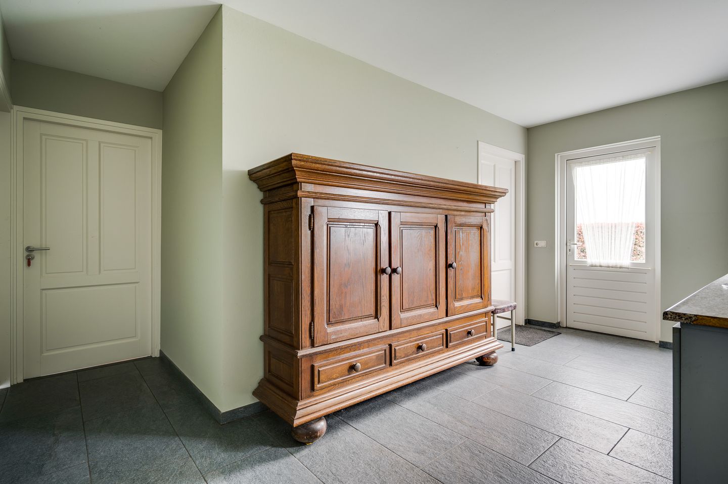 Photo 5 of Leveroyseweg 27