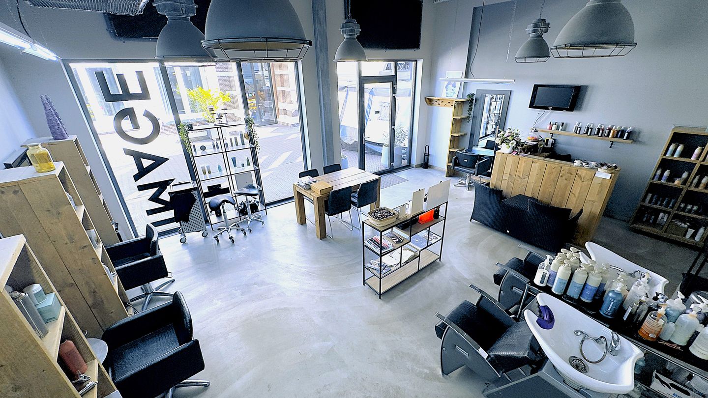 View photo 3 of Hooftstraat 3
