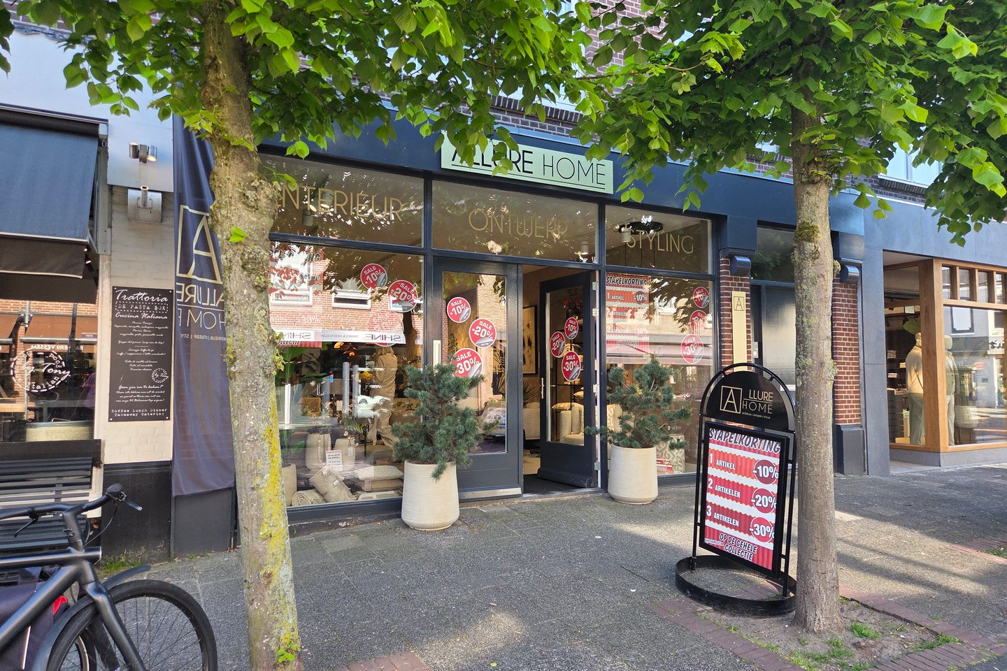 View photo 2 of Raadhuisstraat 52