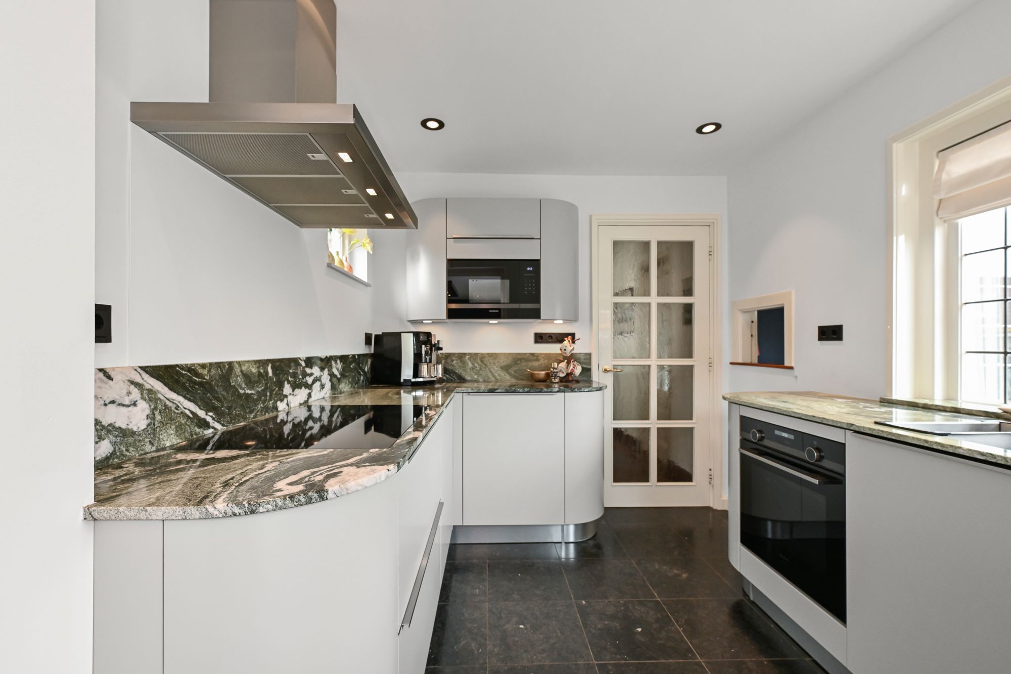 Foto 15 van Parallelweg 136