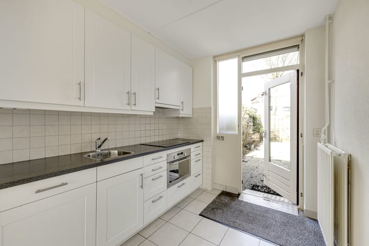 Photo 12 of Julianastraat 4