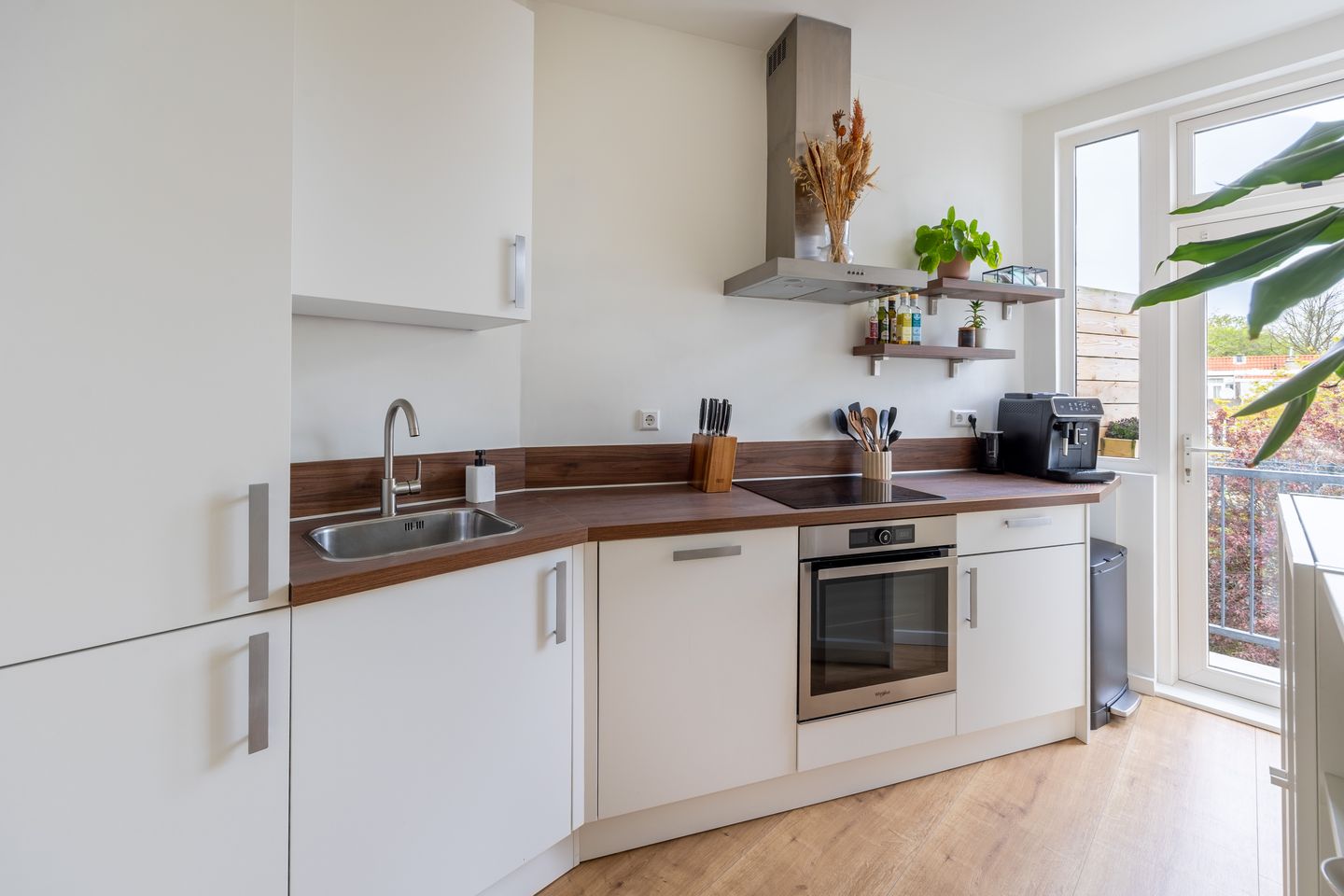 Foto 10 van Caan van Necklaan 289