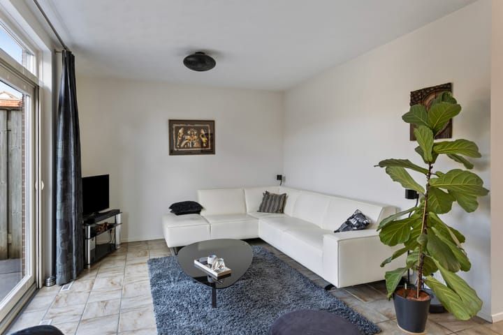 Photo 10 of Van Brederodestraat 14