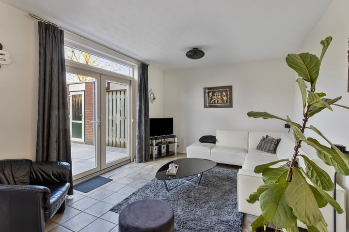 Photo 9 of Van Brederodestraat 14