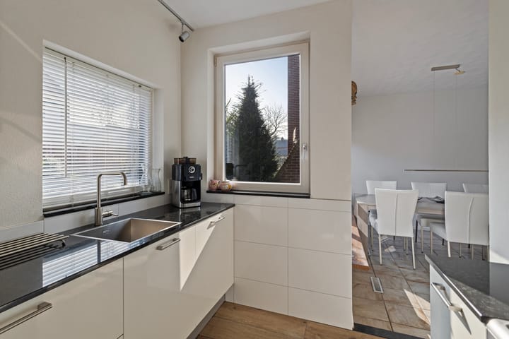 Photo 14 of Van Brederodestraat 14