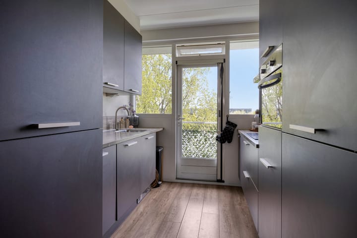 Photo 12 of Van der Helmstraat 438