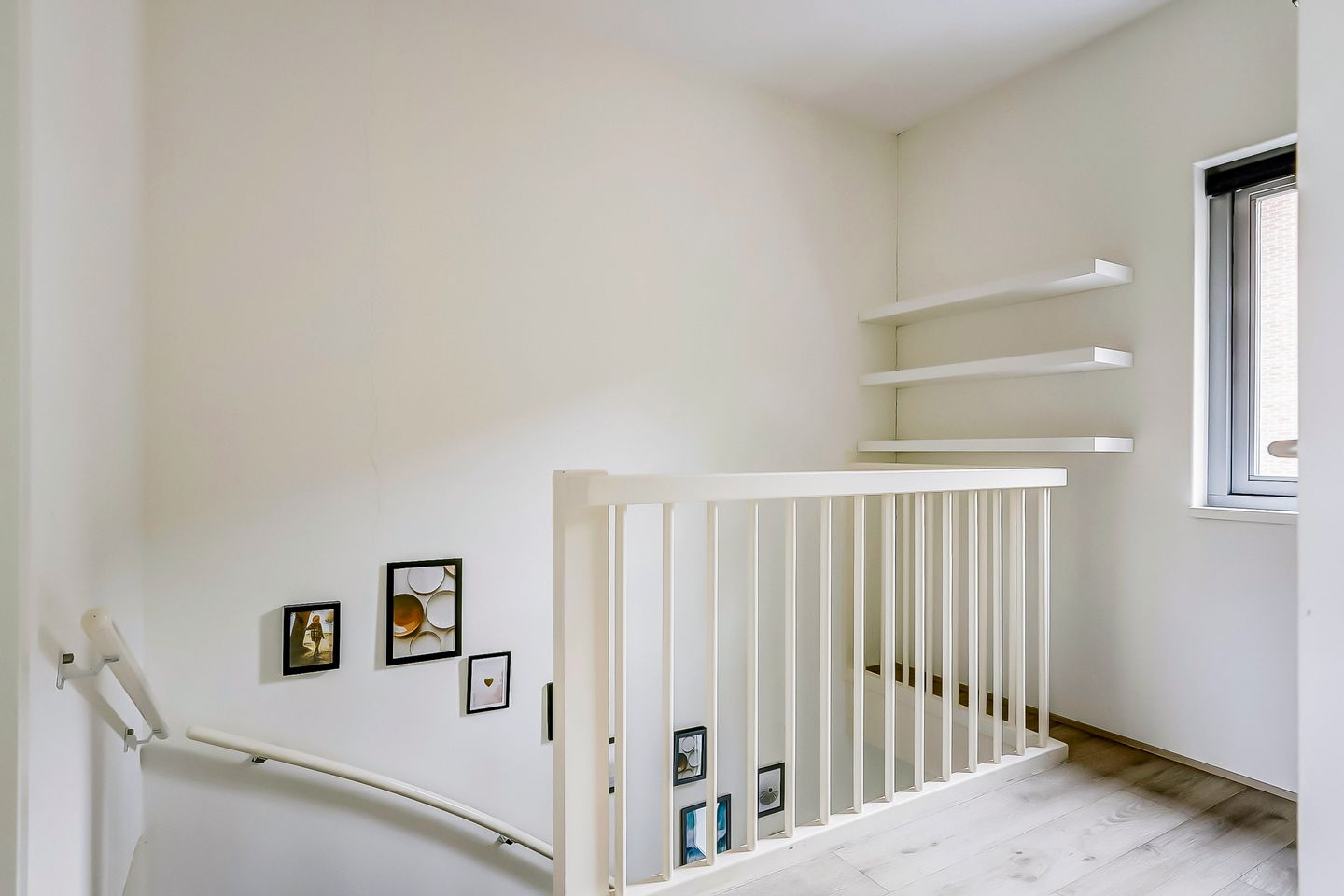 Photo 19 of Nevenspoor 18