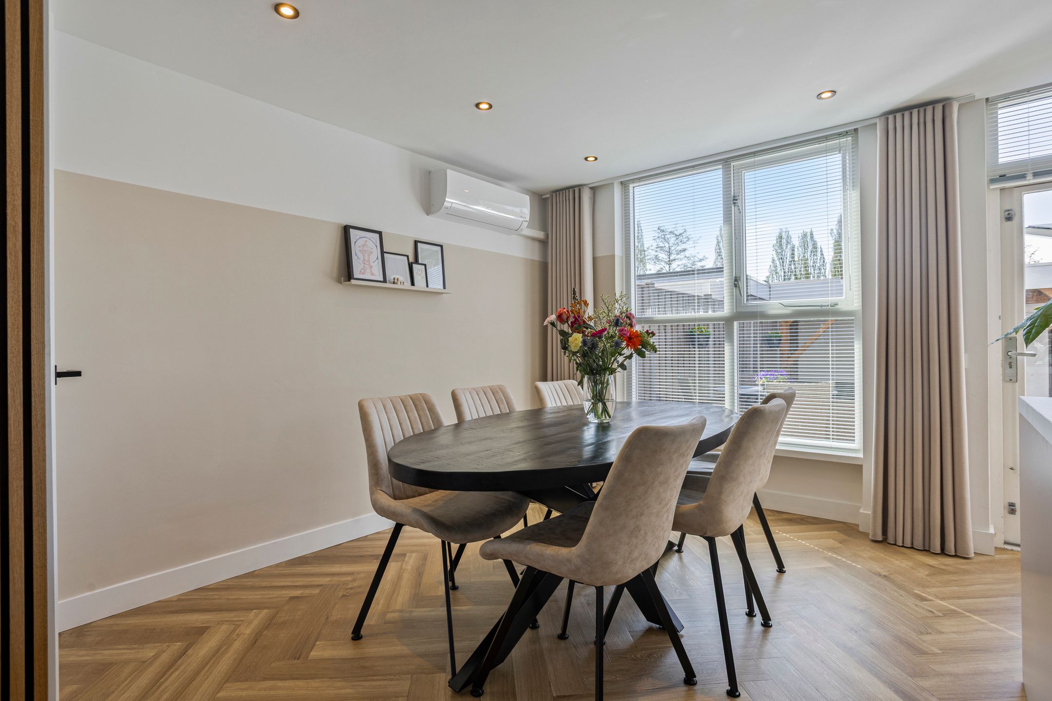 Photo 9 of Burgemeester van Lokvenstraat 52