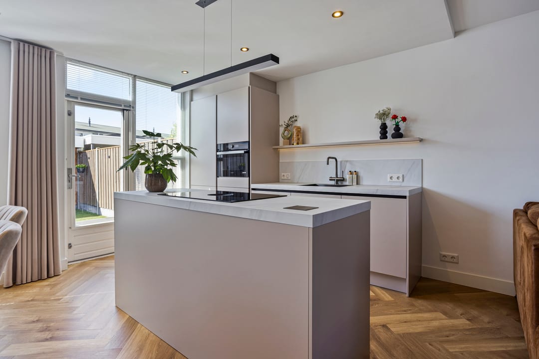 Photo 11 of Burgemeester van Lokvenstraat 52