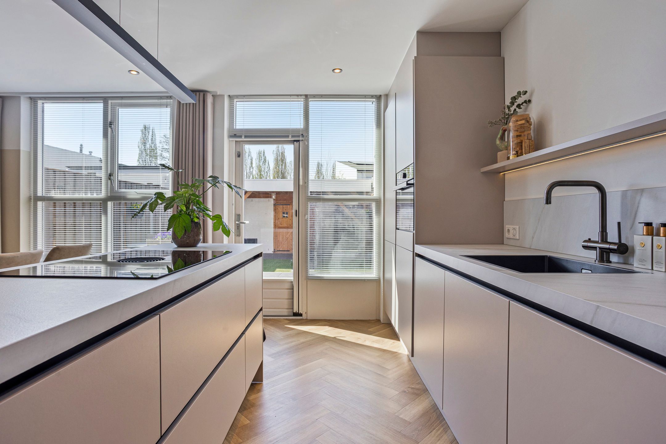 Photo 12 of Burgemeester van Lokvenstraat 52