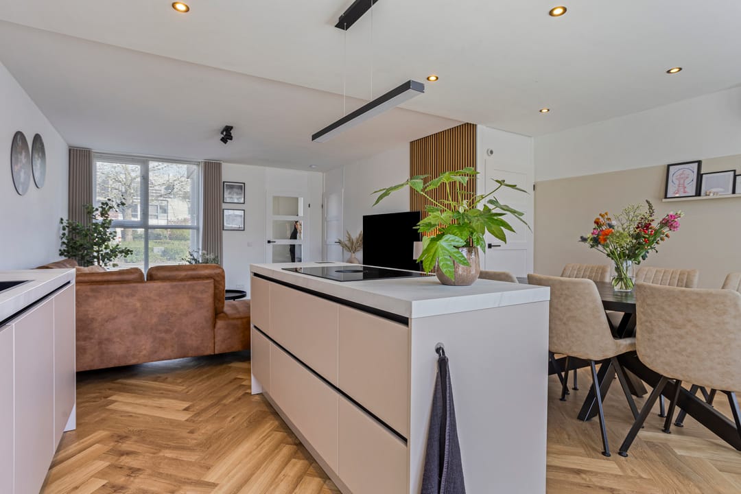 Photo 13 of Burgemeester van Lokvenstraat 52