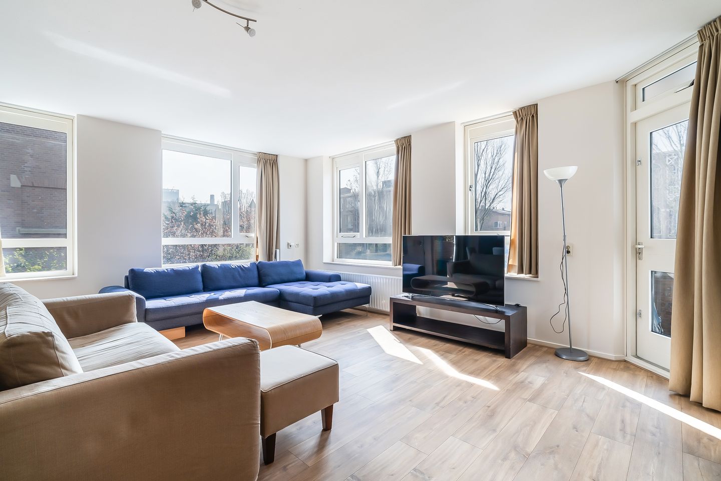 Photo 4 of Johan van Oldenbarneveltlaan 23-C