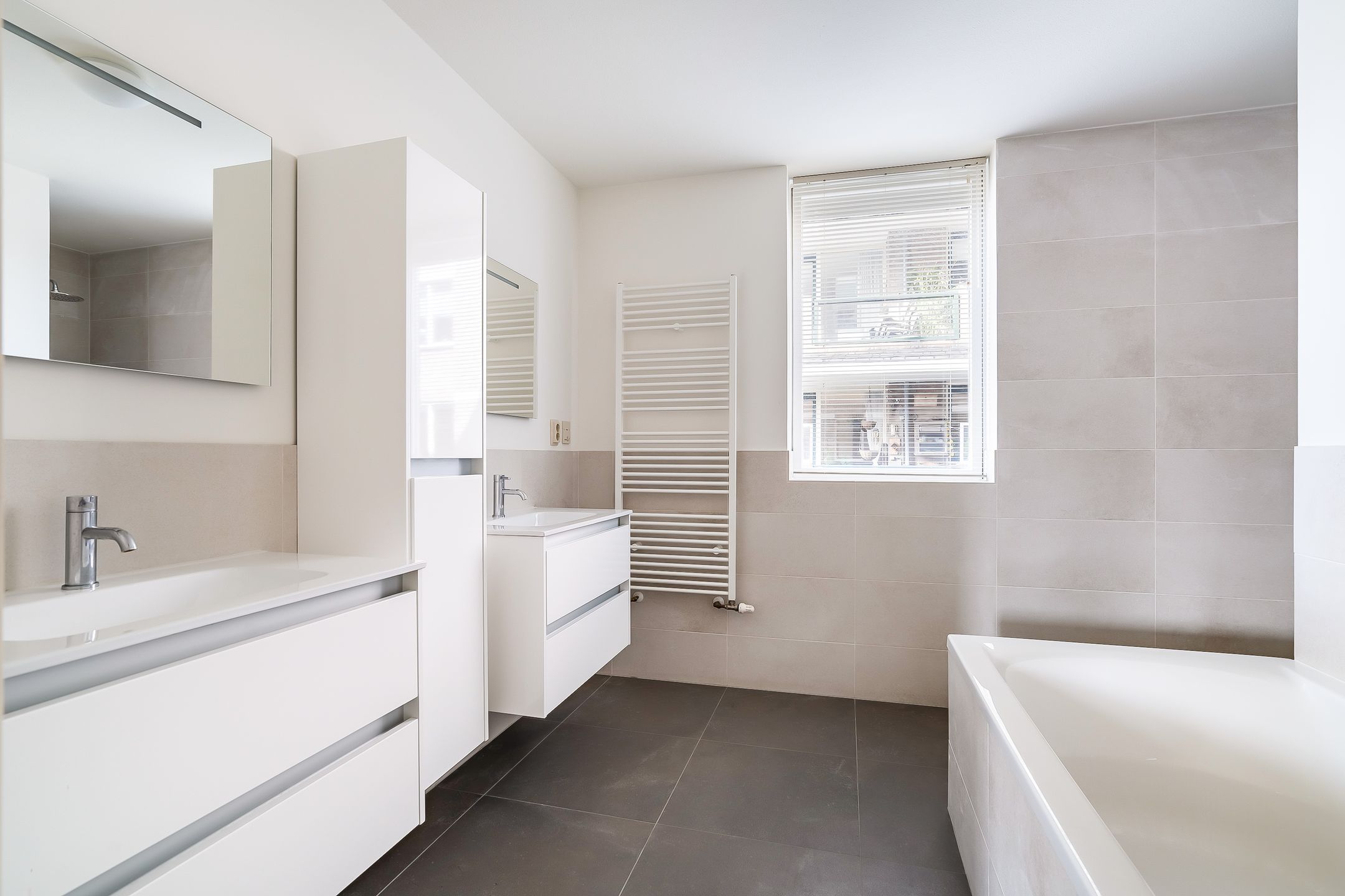 Photo 15 of Johan van Oldenbarneveltlaan 23-C