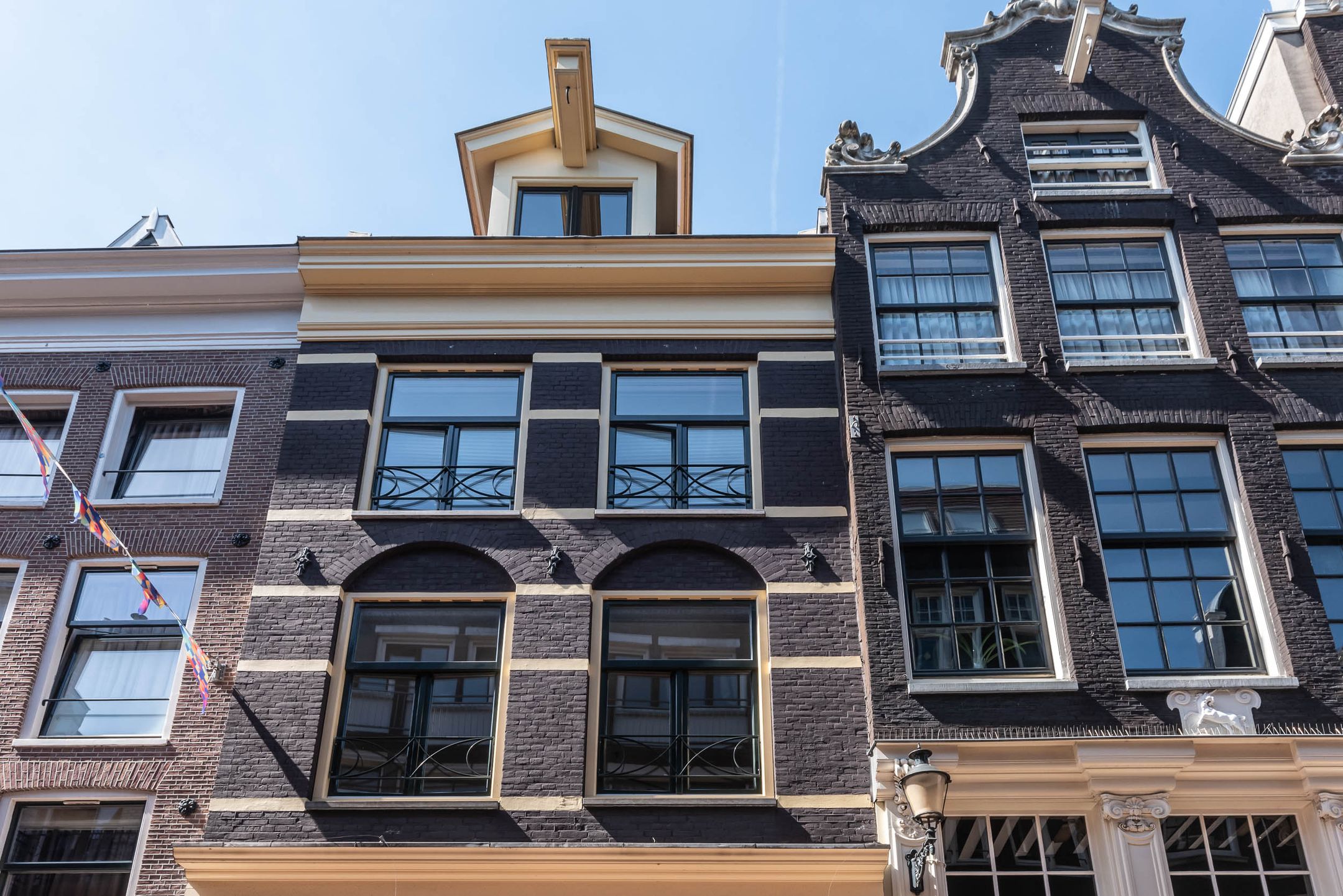 Photo 9 of Warmoesstraat 18-C