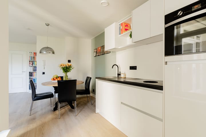 Photo 8 of Van Bossestraat 28-1