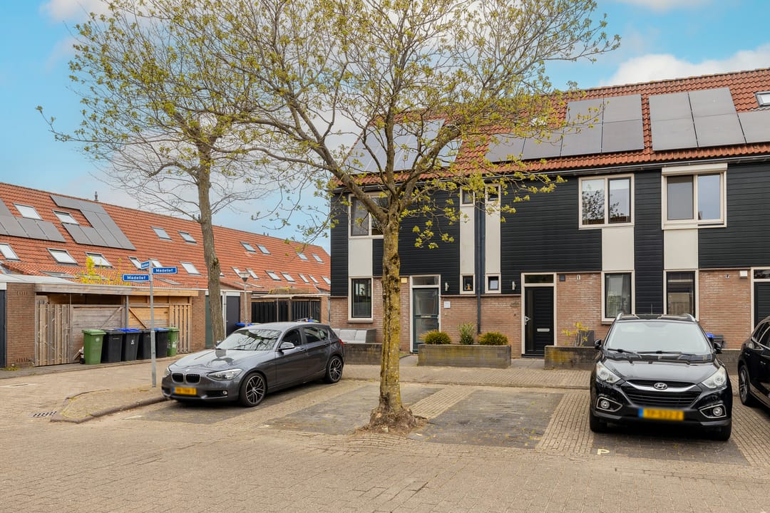 Photo 46 of Madelief 11