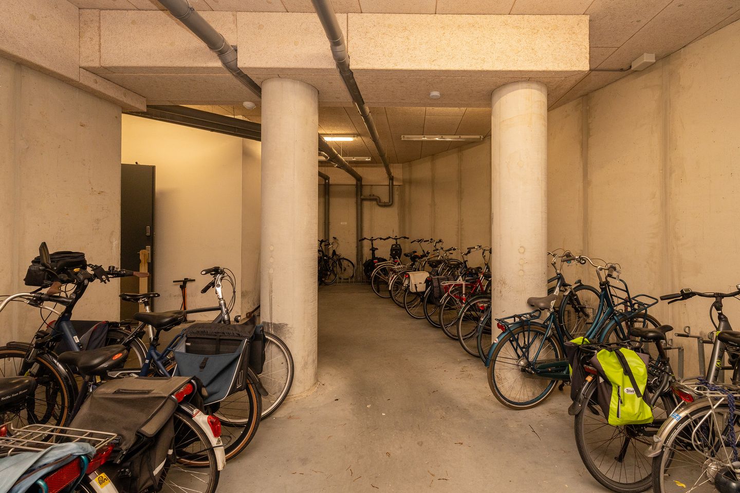 Foto 49 van Uiverplein 210