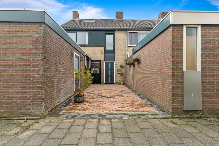 Photo 7 of Domela Nieuwenhuisstraat 12