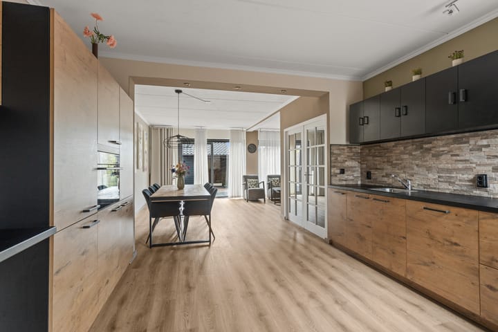 Photo 11 of Domela Nieuwenhuisstraat 12