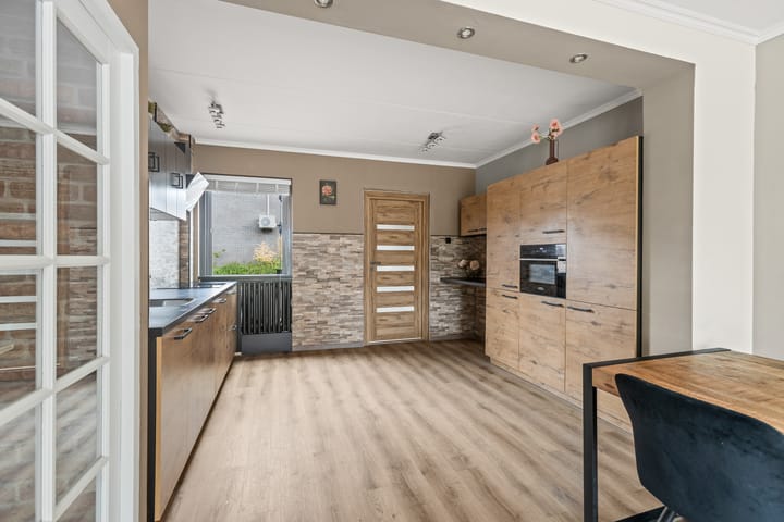 Photo 23 of Domela Nieuwenhuisstraat 12