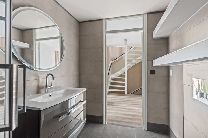 Photo 37 of Domela Nieuwenhuisstraat 12