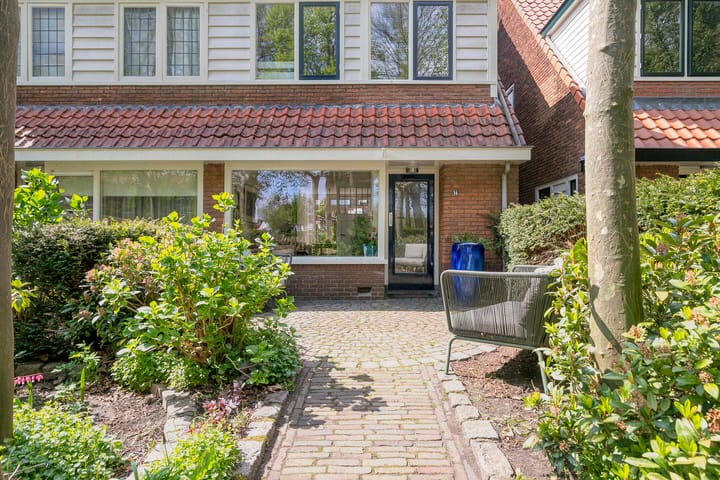 Foto 37 van De Ruijterstraat 14